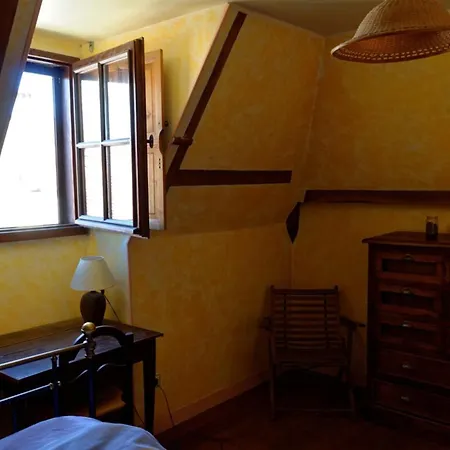 La Maison Au Perroquet Village Typique En Pierre *