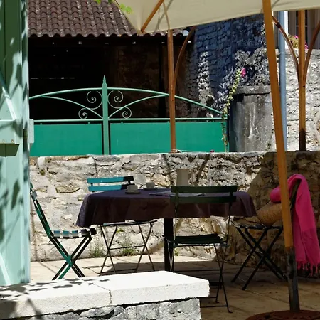 The Parrot House Floirac (Lot)