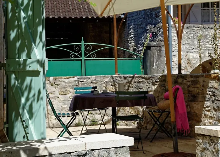 The Parrot House Floirac (Lot)